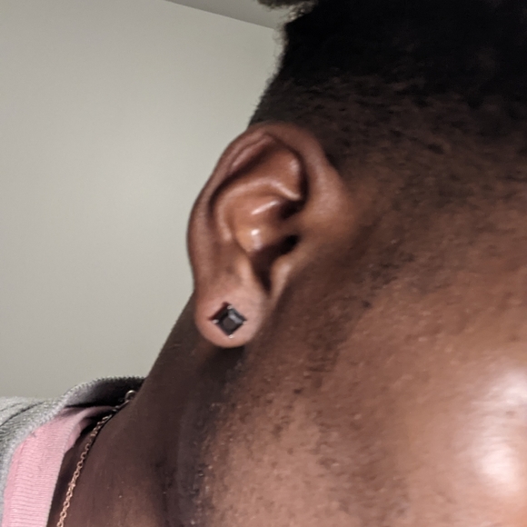 Square shaped 5mm black stud earrings - Picture 10 of 10